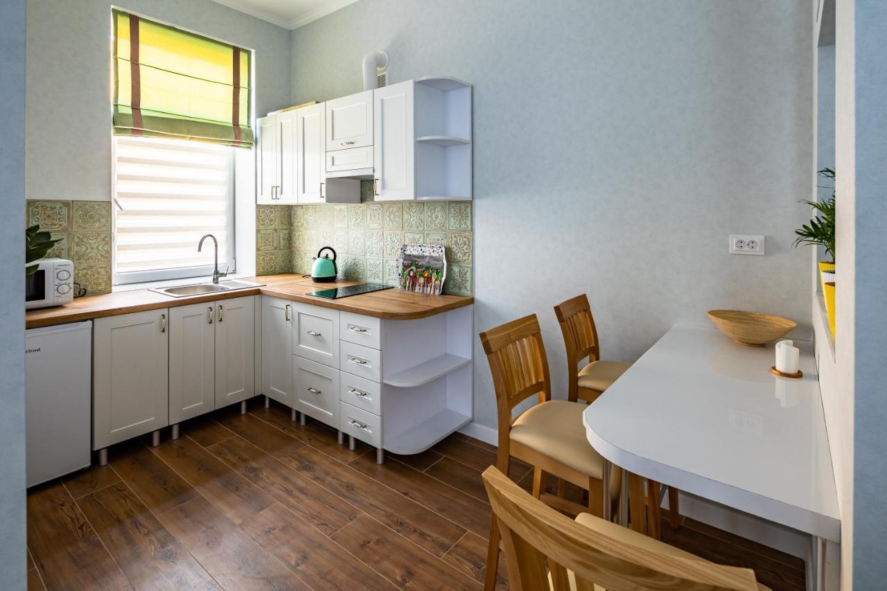 Leontovycha Apartment Lviv Bagian luar foto